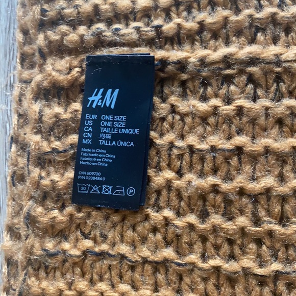 H&M Infinity Scarf - Picture 4 of 7